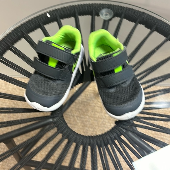 Toddler  Nike tennis shoe size 5C.  Great shape! - Picture 2 of 6